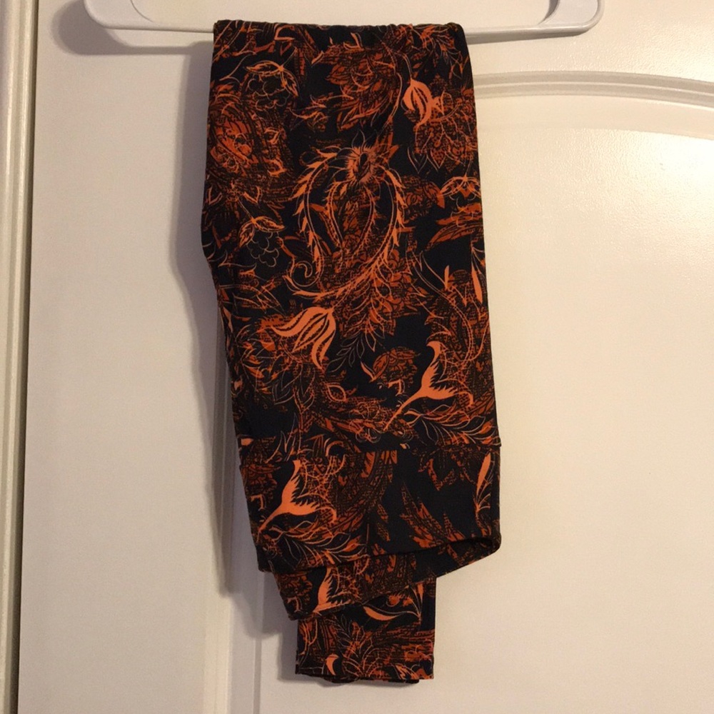 LuLaRoe Tall & Curvy Leggings